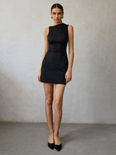 Kurzes Tank-Kleid mit asymmetrischem Ausschnitt